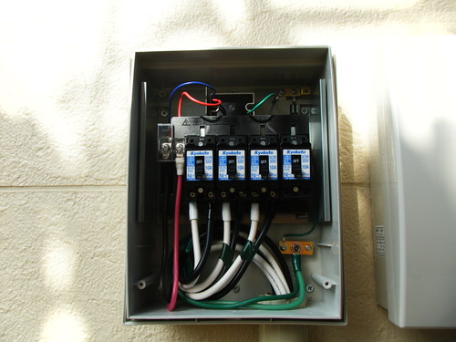 施工事例：接続箱の設置例